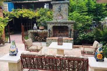 بنسيون Posada Rancho Los Laureles