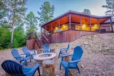 コテージ Stained Glass Hill Includes Free Wifi, Parking Onsite, Private Hot Tub, And Bbq By Redawning