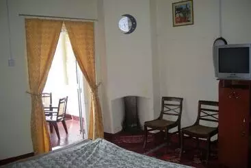 Bed and Breakfast Old English Colonial Bungalow