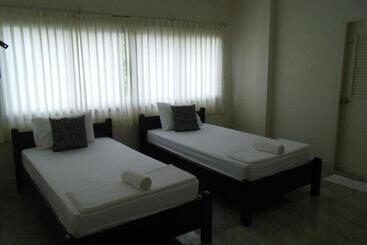 酒店 Albatross Guesthouse @ Thungwualaen Beach