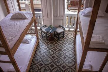 הוסטל Hostal Badillo Sv