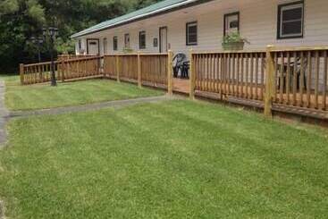 בית מלון כפרי Baumann S Brookside Resort