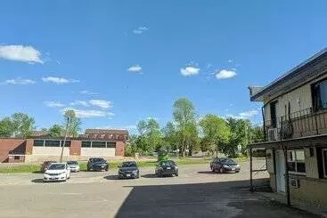 Skyline Motel & Campus Inn