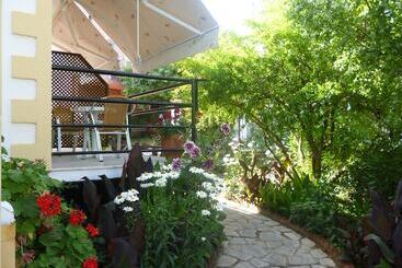 Kostas Apartments & Studios