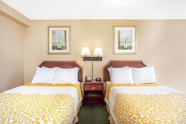 호텔 Days Inn By Wyndham College Park