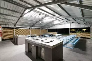 Hotel Queens Beach Tourist Village