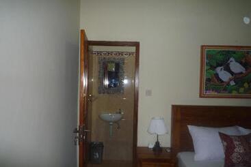 Pensió Shindu Home Stay