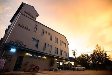 בית מלון כפרי Seabox Khaolak Hostel