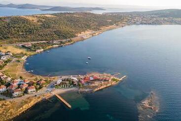 هتل Anda Beach Bistro & Rooms