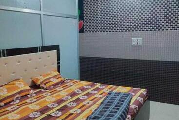 Hotel Oyo 81088 Hr Guest House