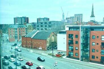 פנסיון En Suite Double Room In Shared City Center Apartment