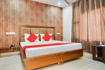 هتل Collection O R.r Eleven