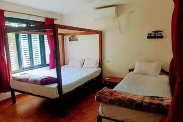 هتل Tharu Lodge