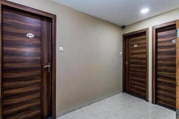 Отель Oyo  Royal Paradise