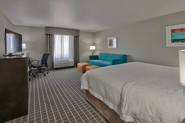 Отель Hampton Inn & Suites Albuquerque Airport