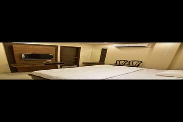 Отель Spot On Viand Grand