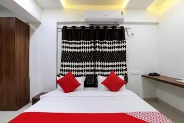 ホテル Oyo Sumukh