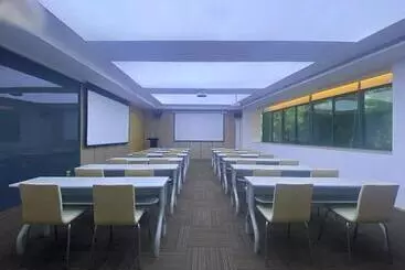 Vienna Hotel - Shanghai Nternational Cruise Terminal Branch