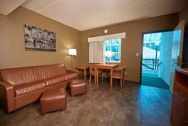 בית מלון כפרי Adventureland Inn