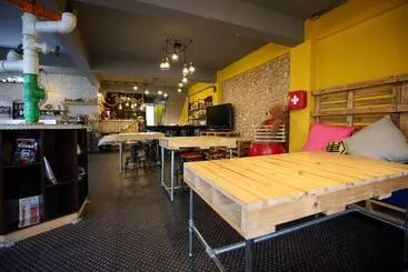 캡슐 호텔 蜂巢膠囊旅店   Hive B&b