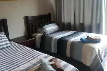 Pensió Airport Lodge Guest House