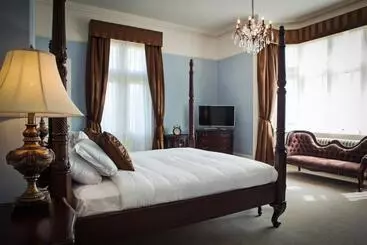 Bed and Breakfast Manor By The Lake