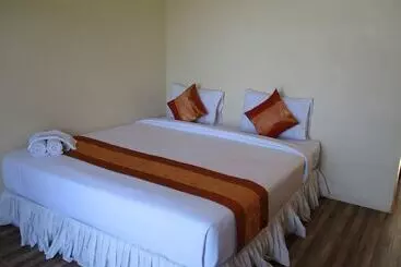 Отель Phi Phi Green House & Sunsky Hostel