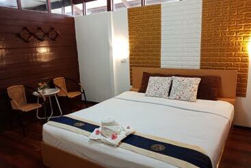 פנסיון Holiday Resort   Sha Plus