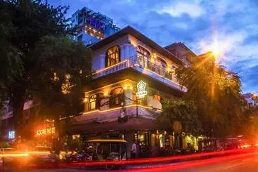 Hotel Adore Riverside