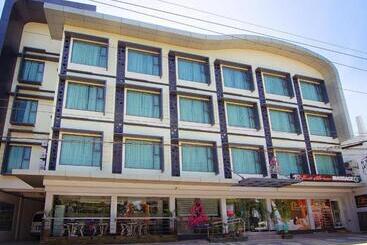 בית מלון כפרי Eloisa Royal Suites