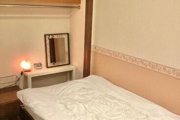 Pensionat Iza Kamakura Guest House And Bar