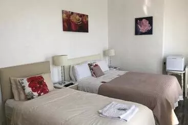 تختخواب و صبحانه Admiral Guest House