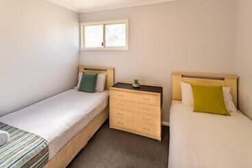 Отель Ingenia Holidays One Mile Beach