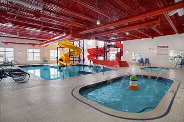 בית מלון כפרי Ramada By Wyndham Emerald Park/regina East