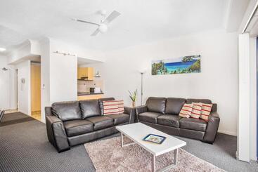 Отель Bella Mare Coolangatta Beachside Apartments