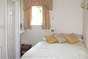 민박 The Longham White Horse