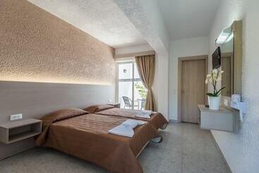 בית מלון כפרי Essential Summer   Adults Only