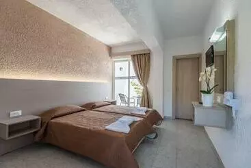 בית מלון כפרי Essential Summer   Adults Only