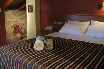 Отель Prigipikon Suites And Sofites