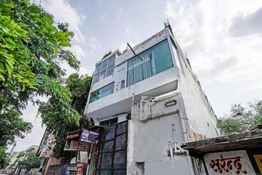 Hotel Oyo 81121 Modern