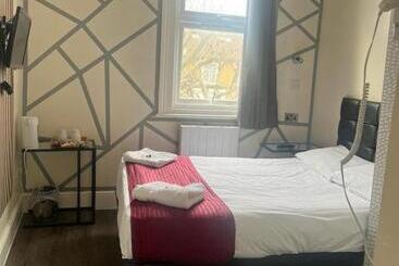 هتل Saba Rooms And Apartments