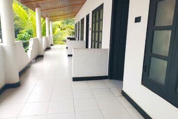 Hotel Uppuveli Beach