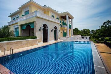 Chateau De Khaoyai Hotel & Resort