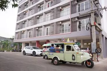 هتل Chompu Nakarin Apartment