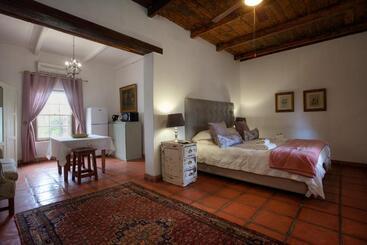 بنسيون The Willow Historical Guest House