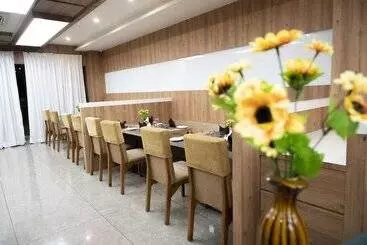 ホテル Raaj Svastik Inn