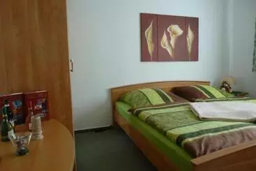 Hotelli Pension Am Peeneufer Ug