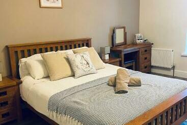 تختخواب و صبحانه The Cottage Inn