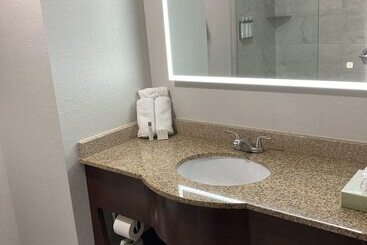 Отель Elker Inn & Suites