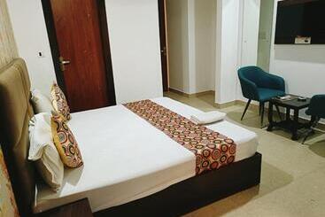 호텔 Le Mount Plaza Near Igi Airport